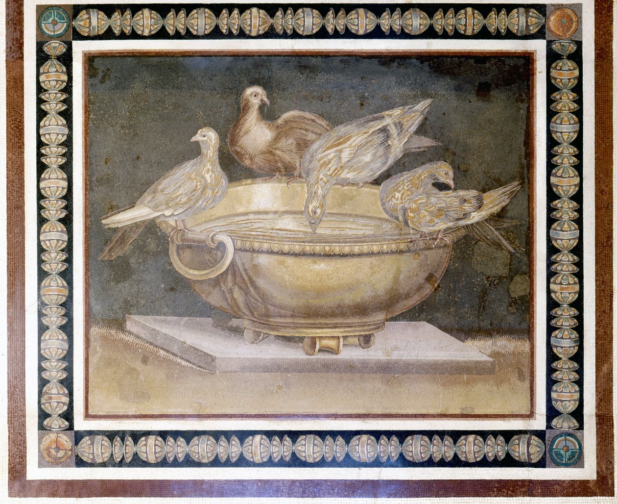 Romersk mosaik som föreställer 4 duvor. av Roman Roman