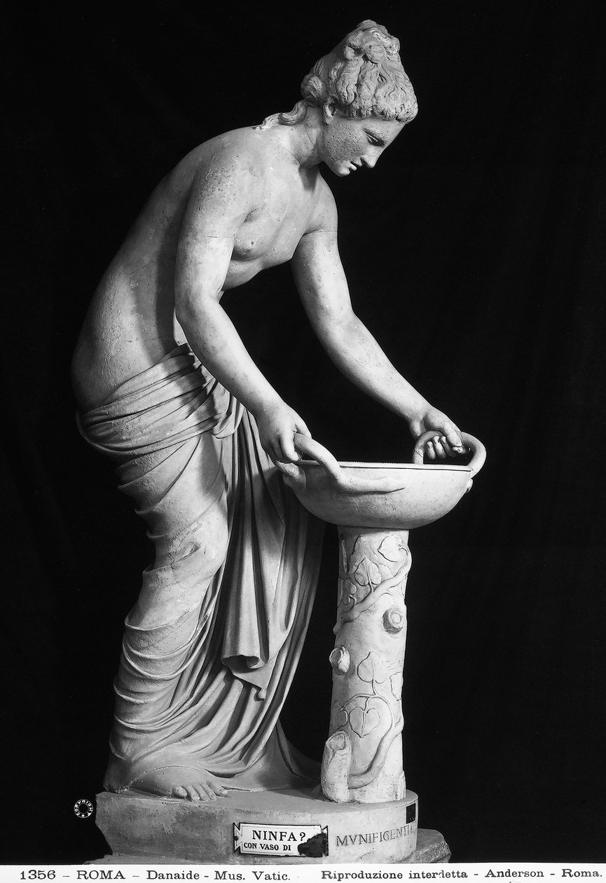 Staty som föreställer en Danaide (marmor) av Roman Roman