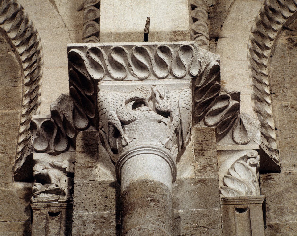 Fåglar som äter fisk och maskar (ristad huvudstad) av Romanesque