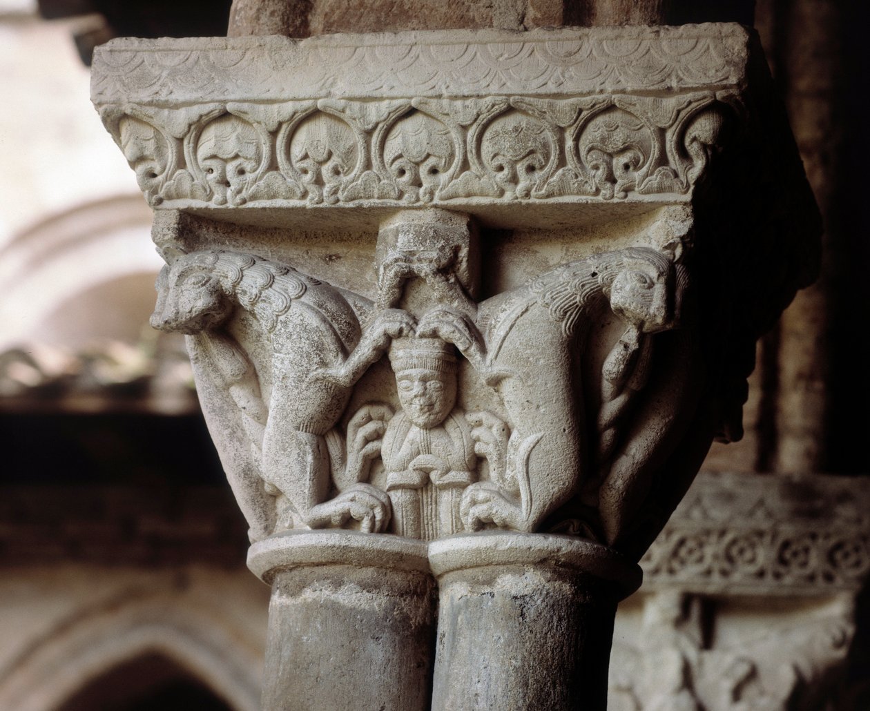 Kapital som representerar Daniel i lejonhålan (skulptur av Romanesque