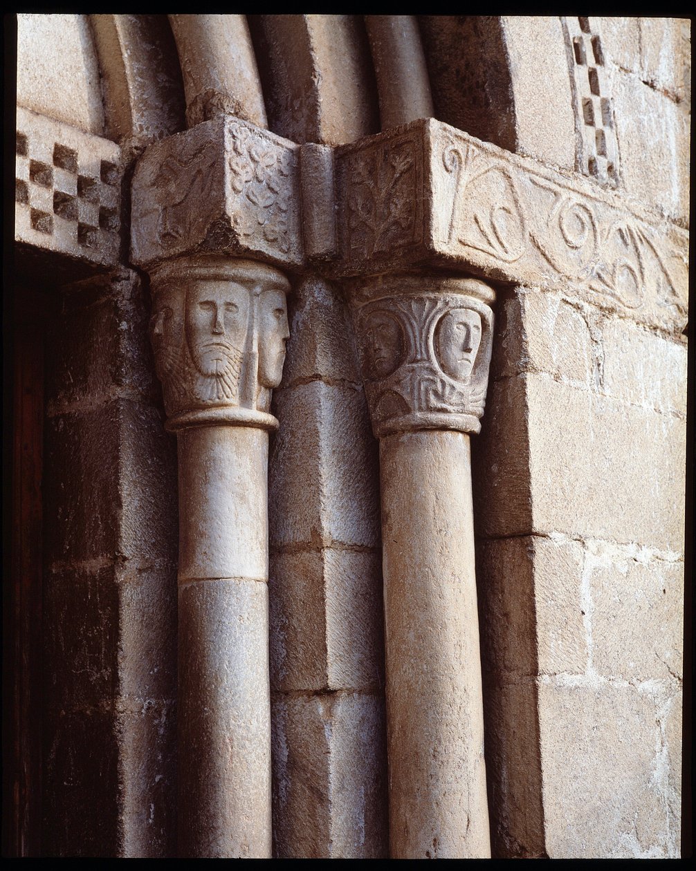 Kyrkans huvudstäder av Romanesque