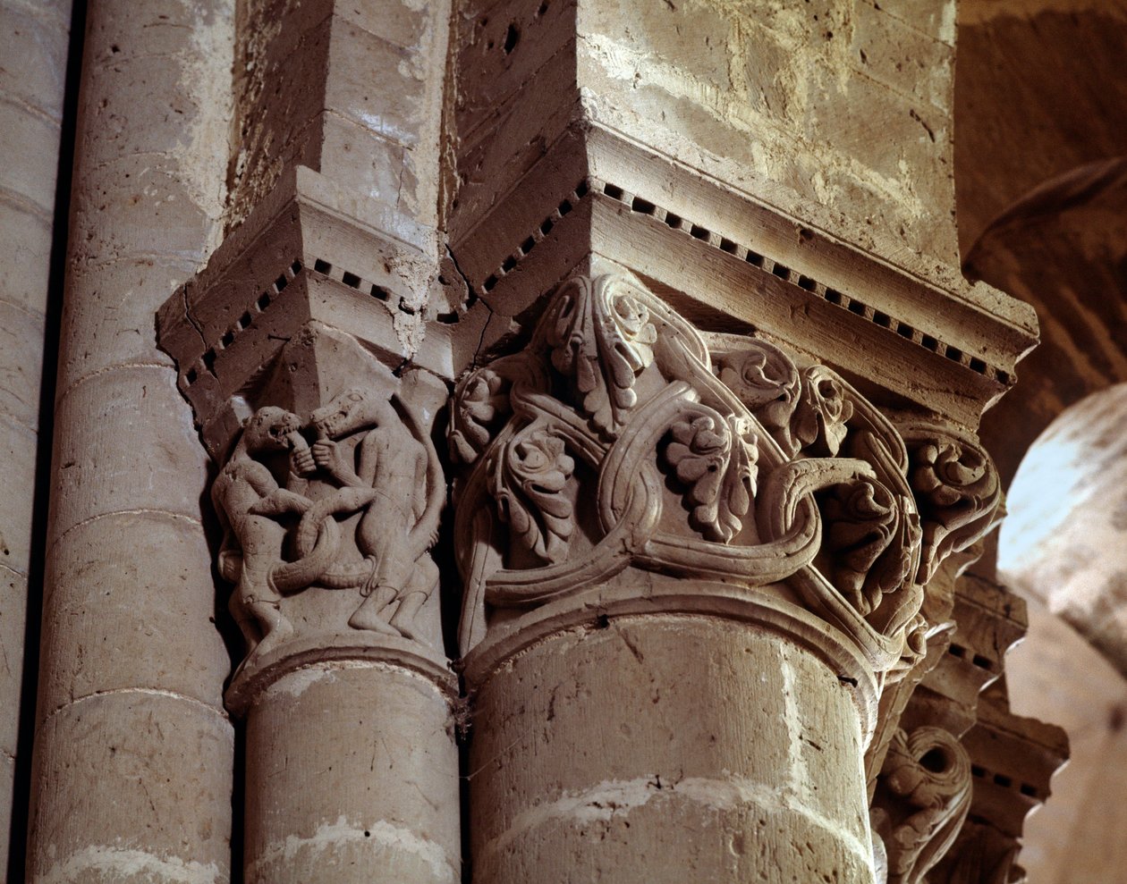 Uthuggen huvudstad i långhuset av Romanesque