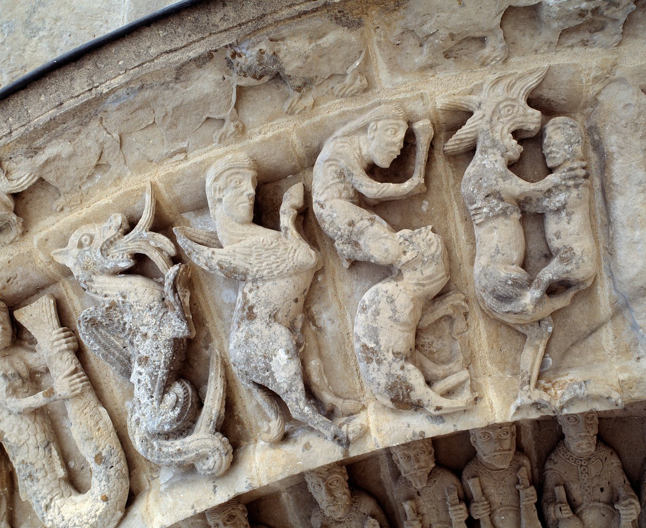 Detalj av skulpturer av den södra portalen av Romanesque