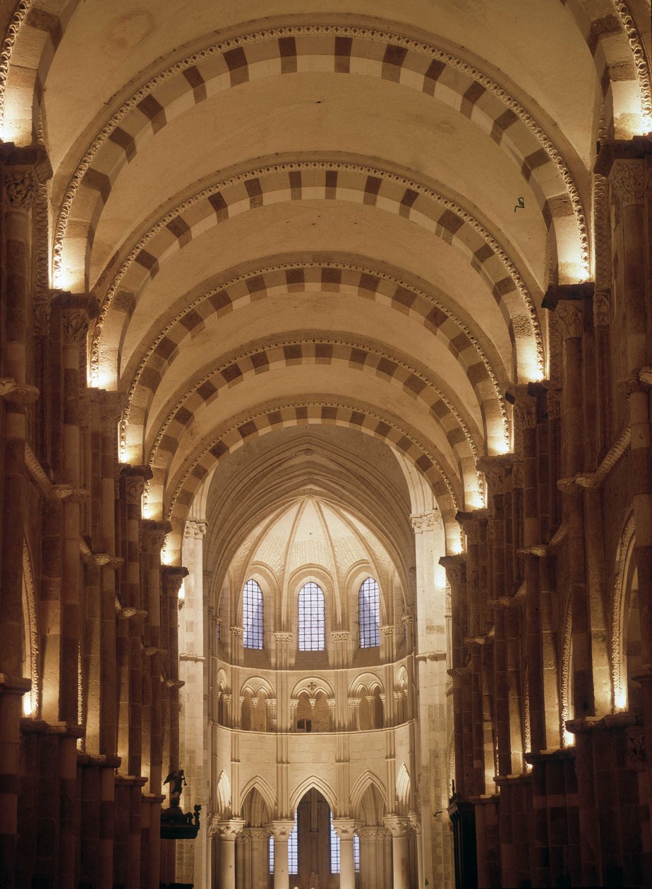 Interiör av katedralen i Vezelay av Romanesque