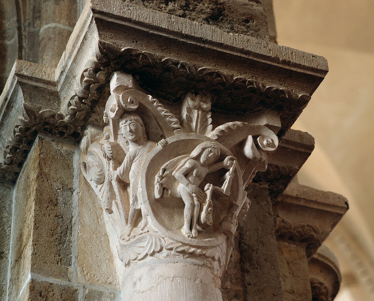 Vågen (ristad huvudstad) av Romanesque