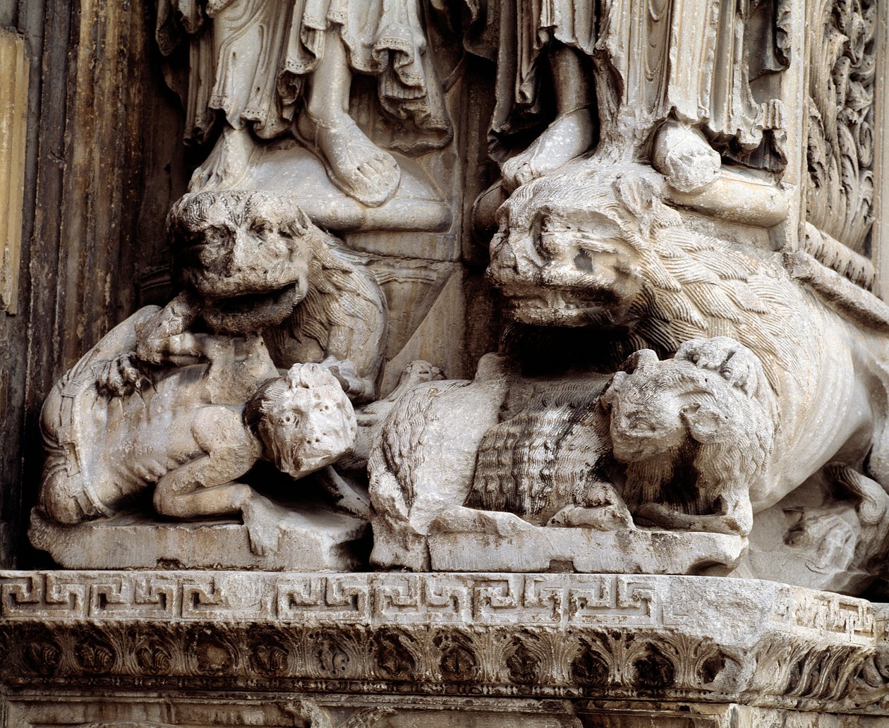 Monster. Snittet stöd av en pelare av Romanesque