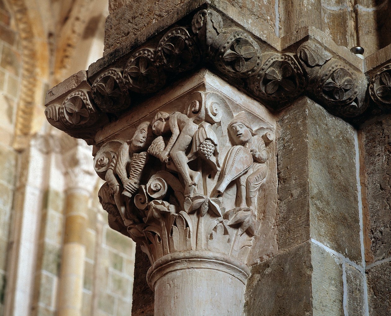 Representation of the Winds (ristad huvudstad) av Romanesque