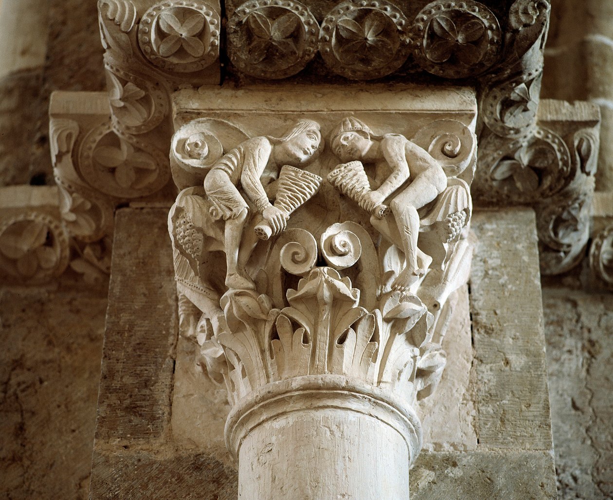 Representation of the Winds (ristad huvudstad) av Romanesque