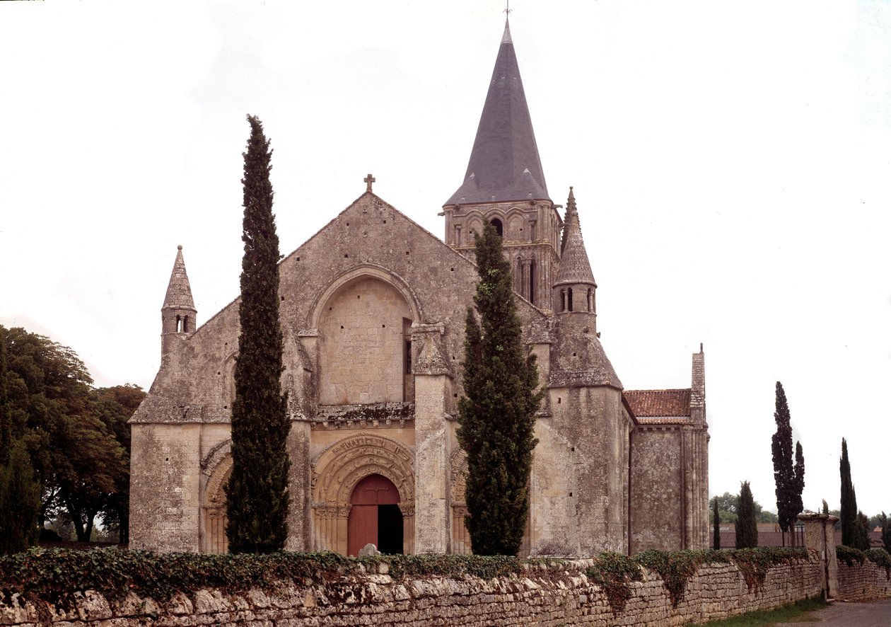 Romansk arkitektur: utsikt över kyrkan i Aulnay av Romanesque