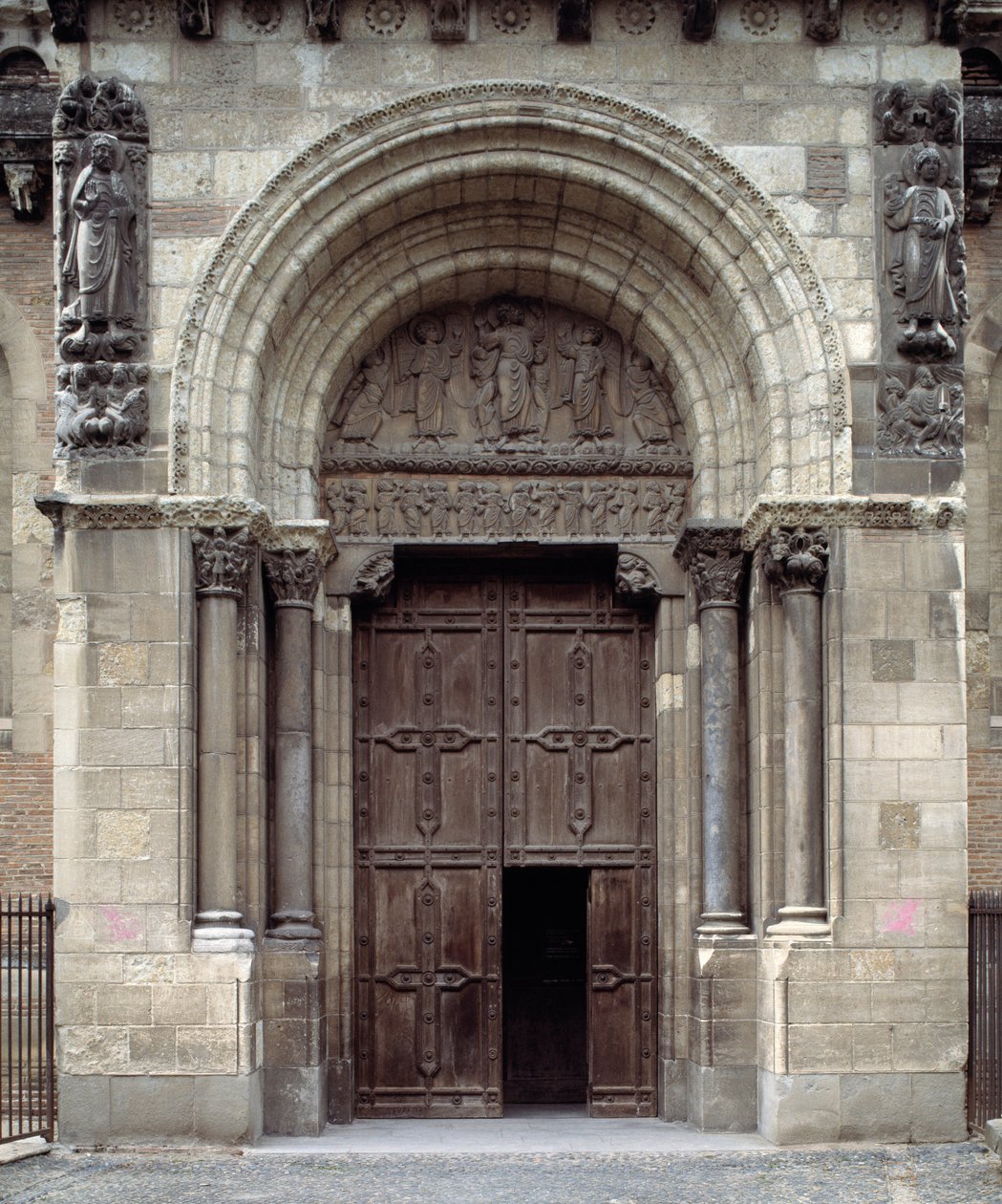 Södra portalen av basilikan av Romanesque