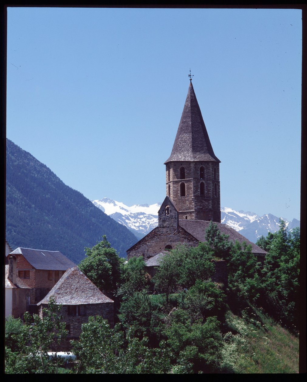 Vy över romansk kyrka av Romanesque