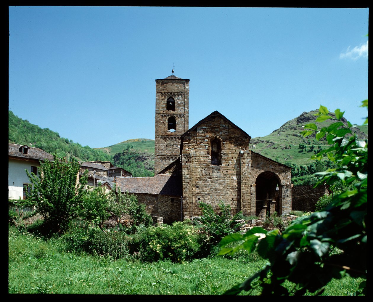 Utsikt över kyrkan av Romanesque