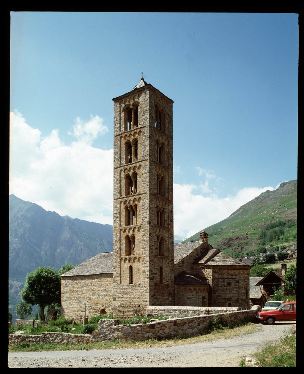 Utsikt över kyrkan av Romanesque