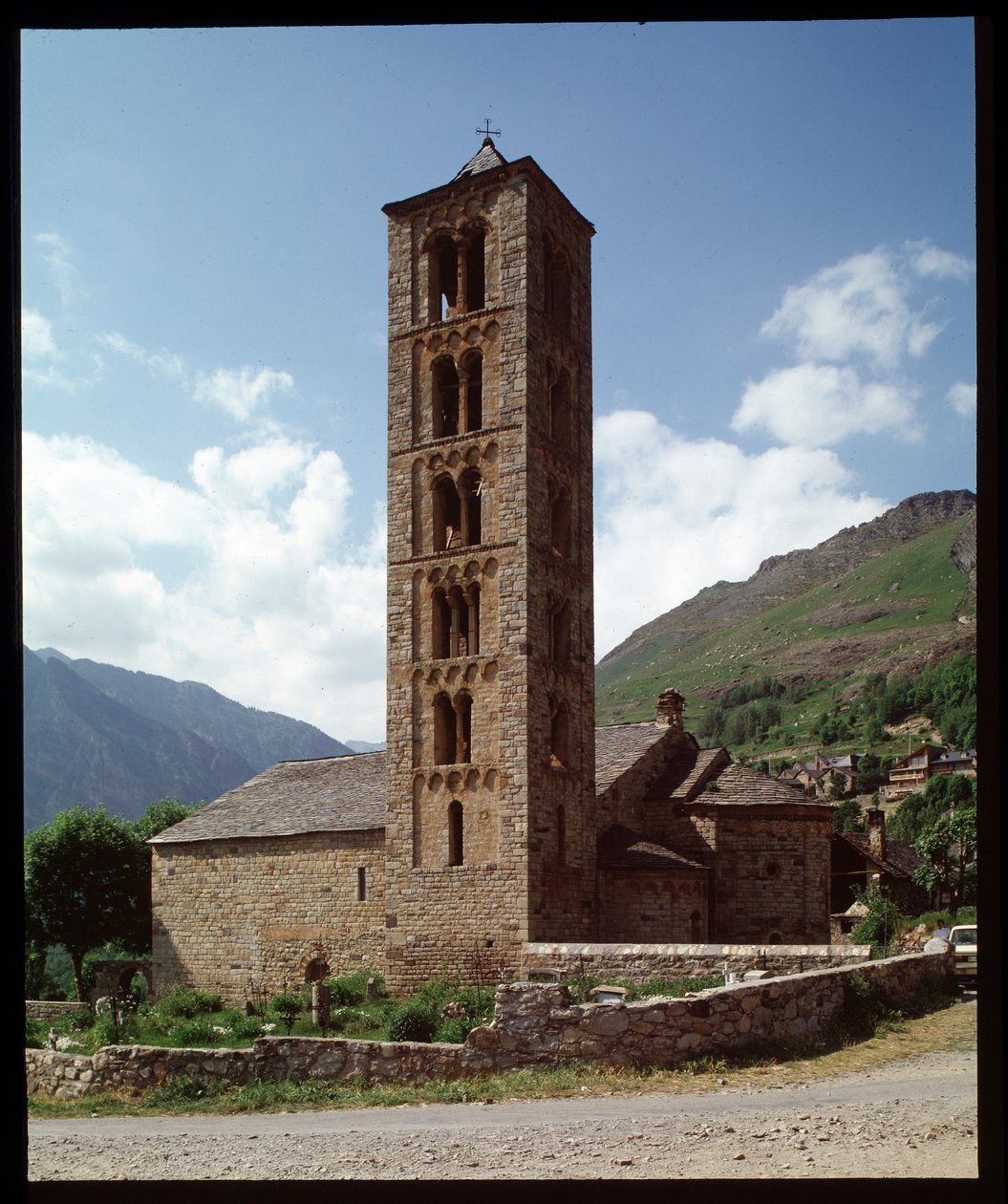 Utsikt över kyrkan av Romanesque