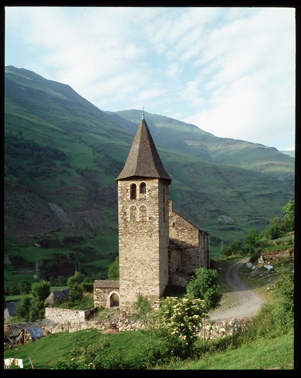 Utsikt över kyrkan av Romanesque