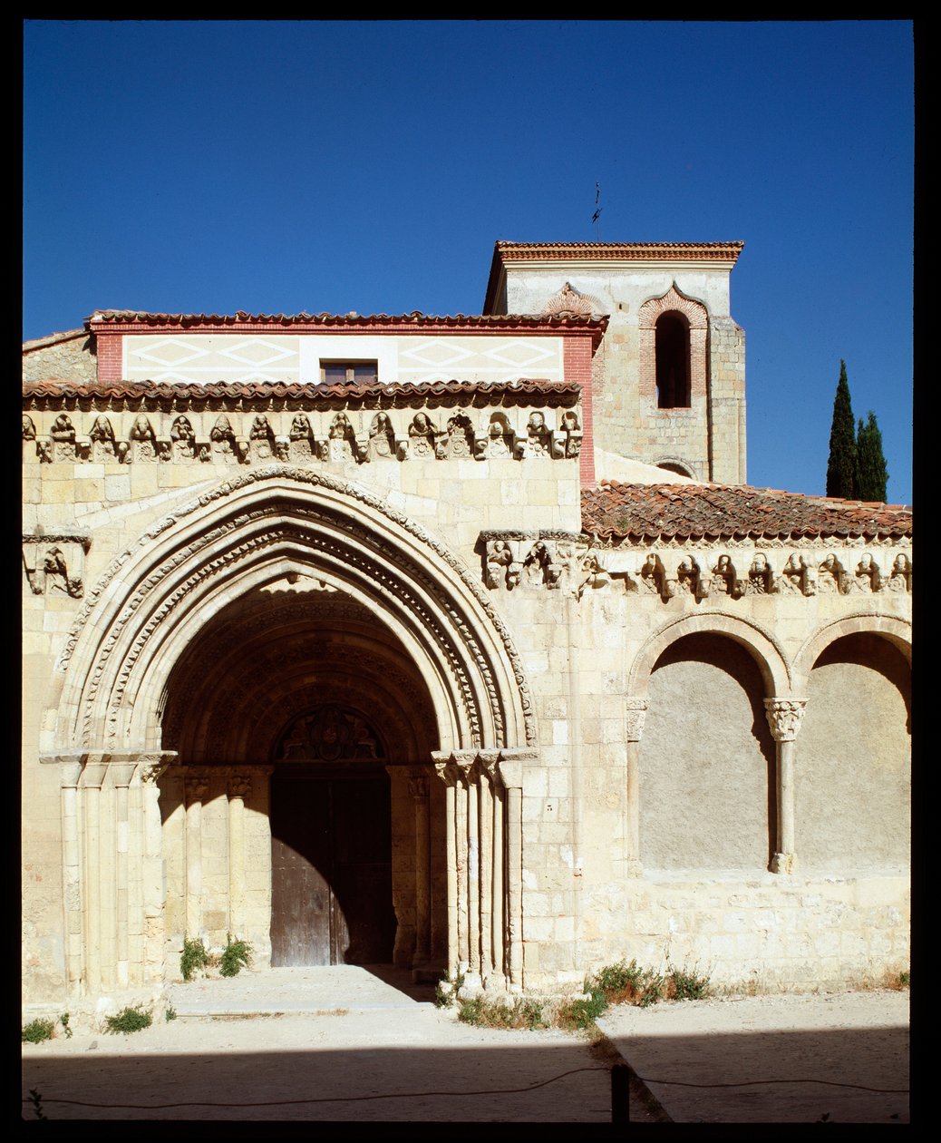 Utsikt över kyrkan av Romanesque