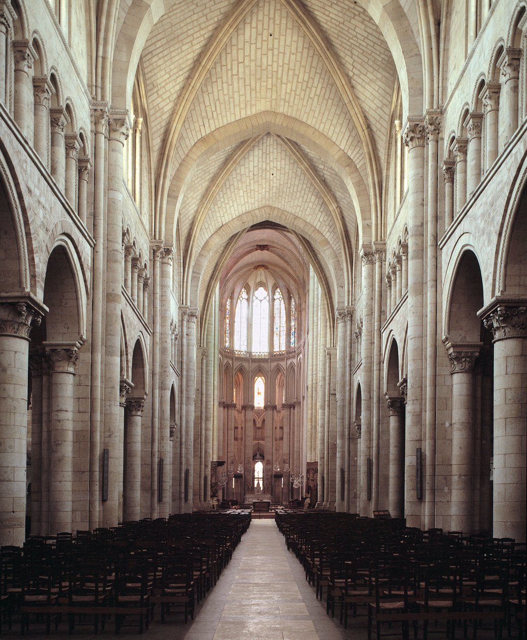 Utsikt över långhuset av Romanesque
