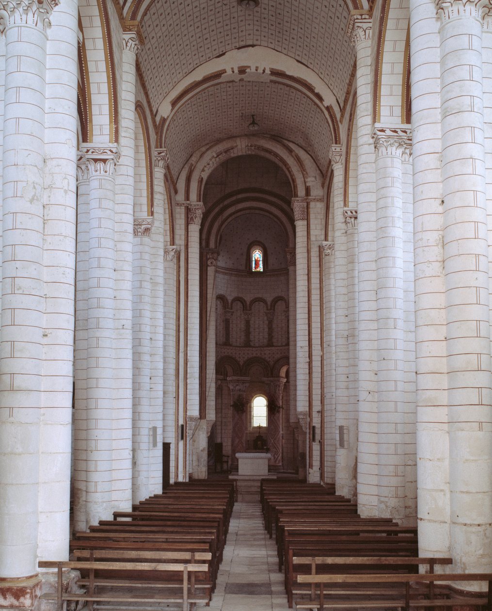 Utsikt över långhuset av Romanesque