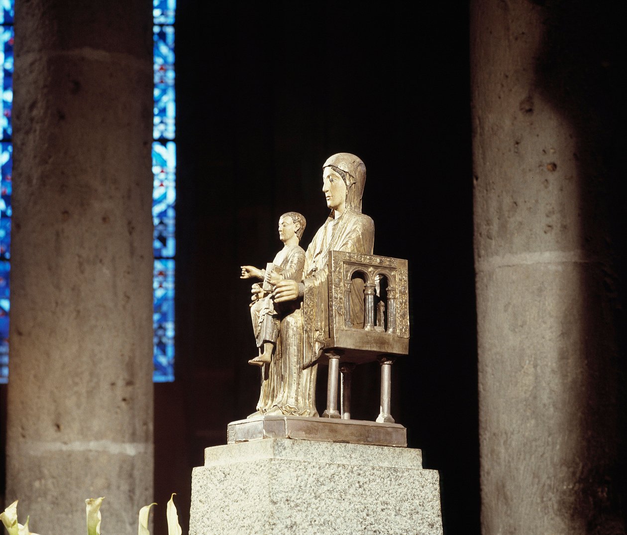 Jungfru och barn (skulptur) av Romanesque