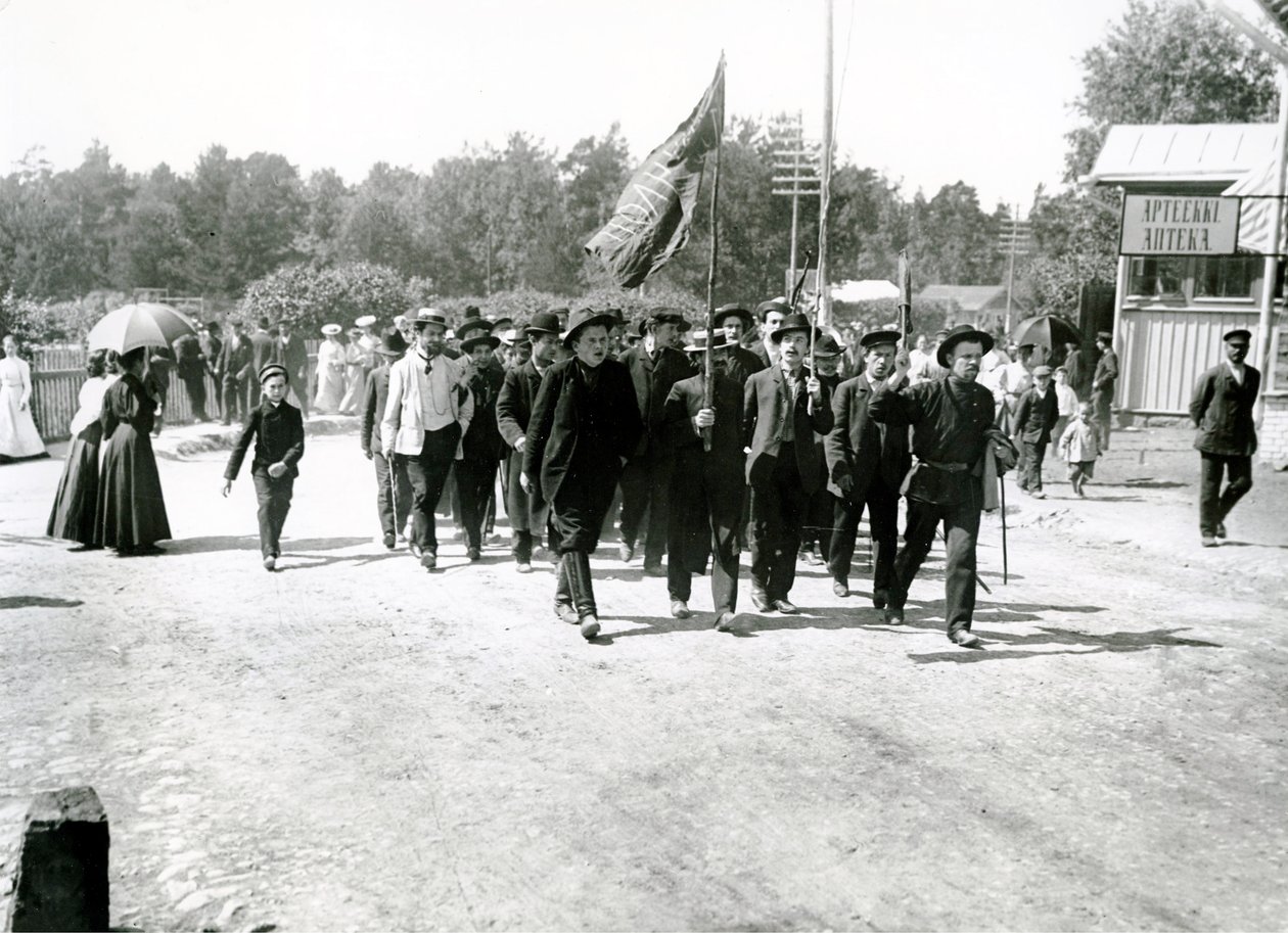 En protestmarsch i St Petersburg, 1906 av Russian Photographer