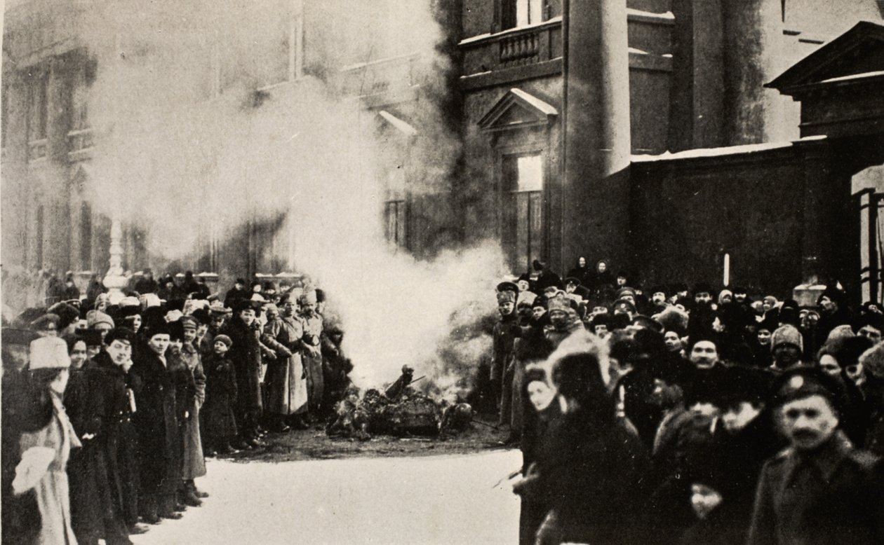 Bränning av kungligheters emblem, 1917 av Russian Photographer