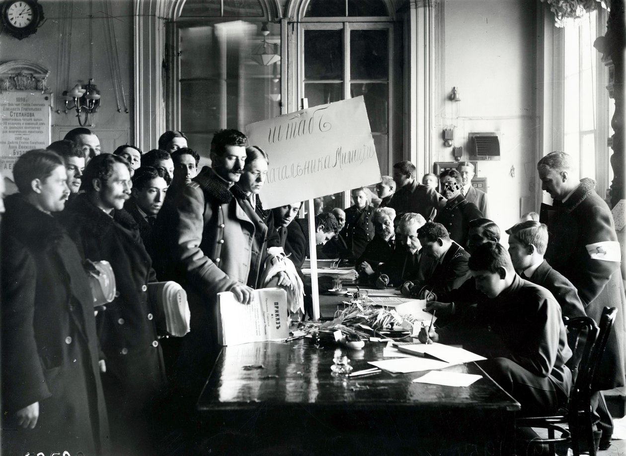 Milisinskrivning i kommunfullmäktigesalen, St Petersburg, mars 1917 av Russian Photographer