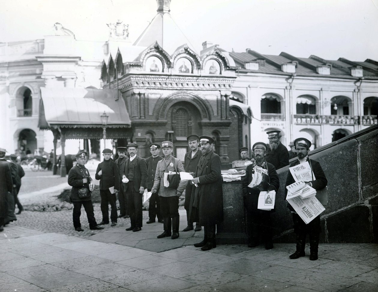 Tidningsförsäljare i St Petersburg, 1913 av Russian Photographer