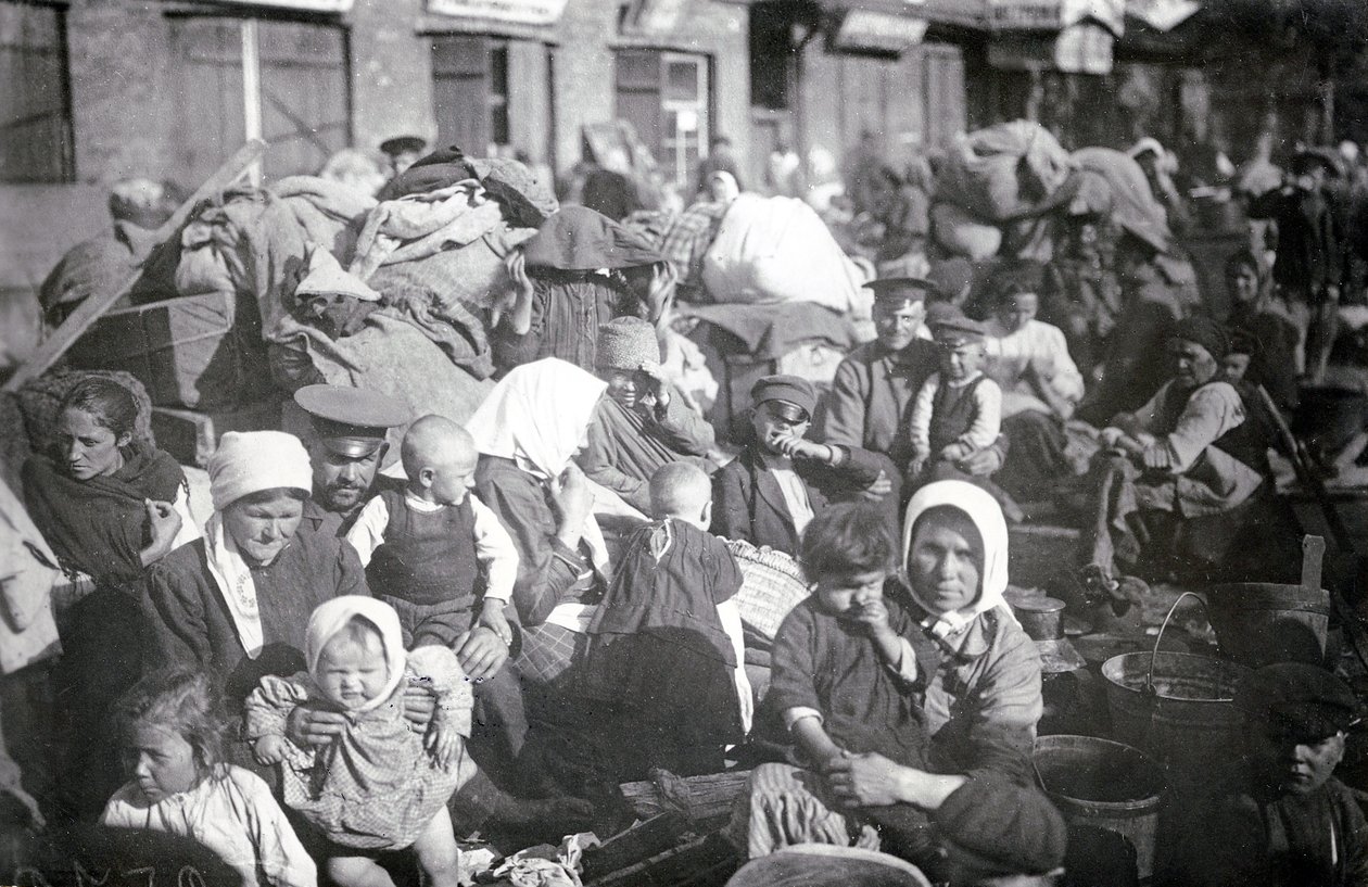 Flyktingar i St Petersburg, 1915 av Russian Photographer