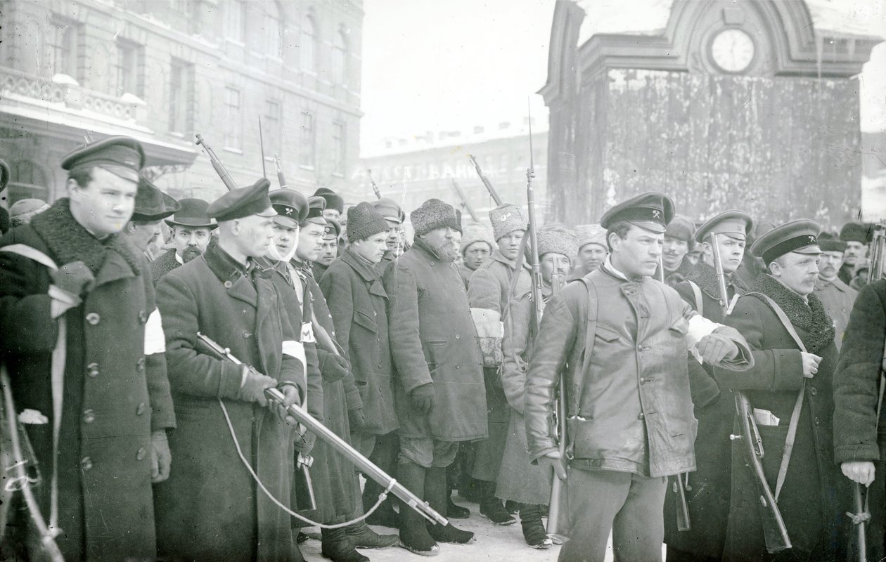 Revolutionär milis arresterar poliser, februari 1917 av Russian Photographer