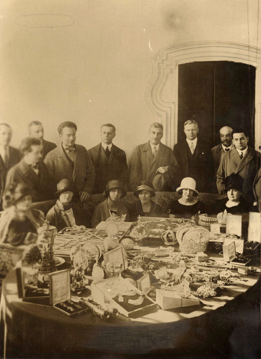 Ryska kronjuveler förbereds för försäljning till främmande länder, 1925 av Russian Photographer