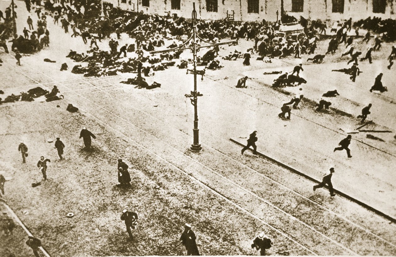 Massorna tar tvångsansvar över sitt eget öde, 1917 (sepiafoto) av Russian Photographer