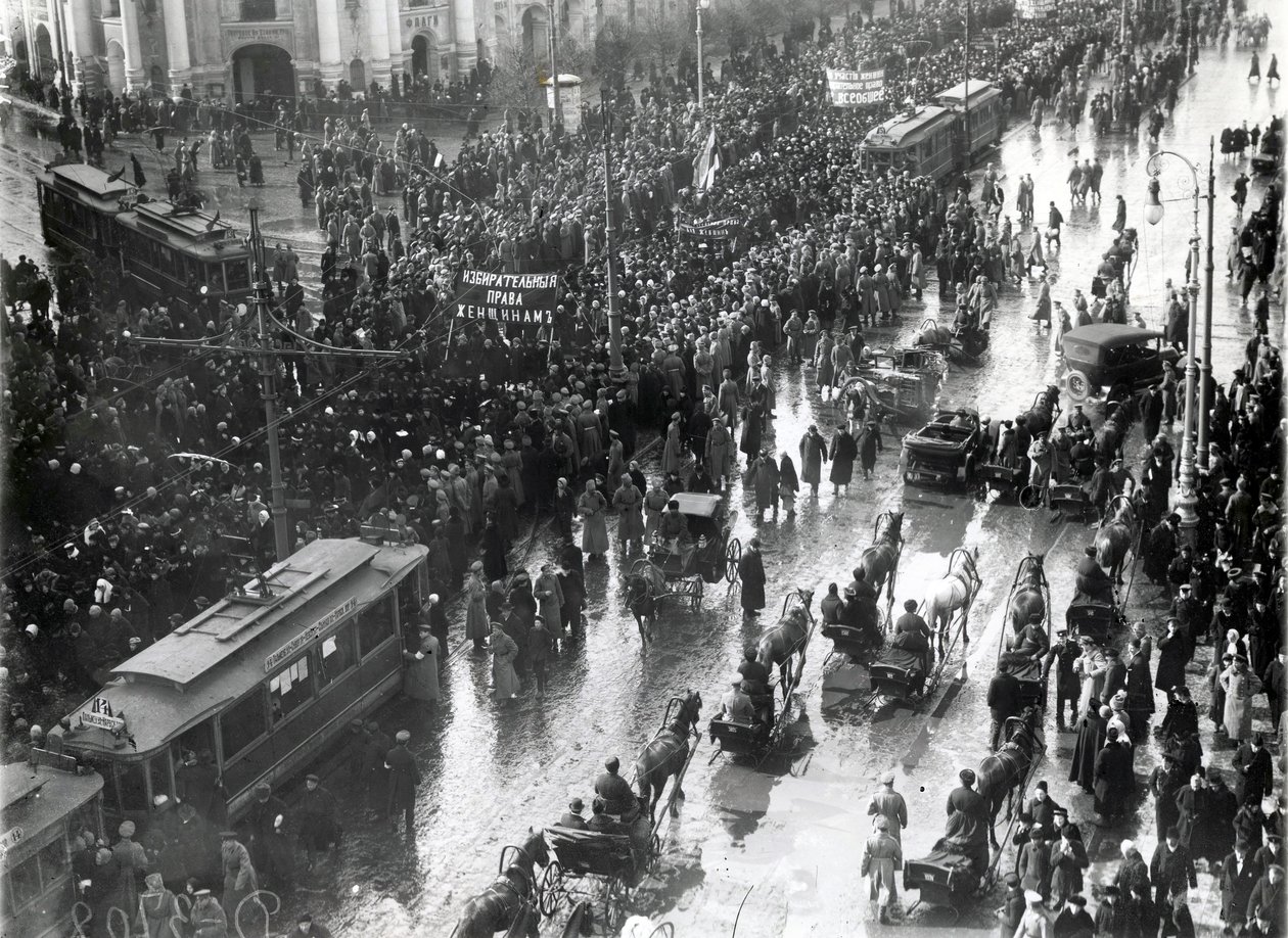 Kvinnor i en demonstration på Nevsky Prospekt, St Petersburg, 1917 av Russian Photographer