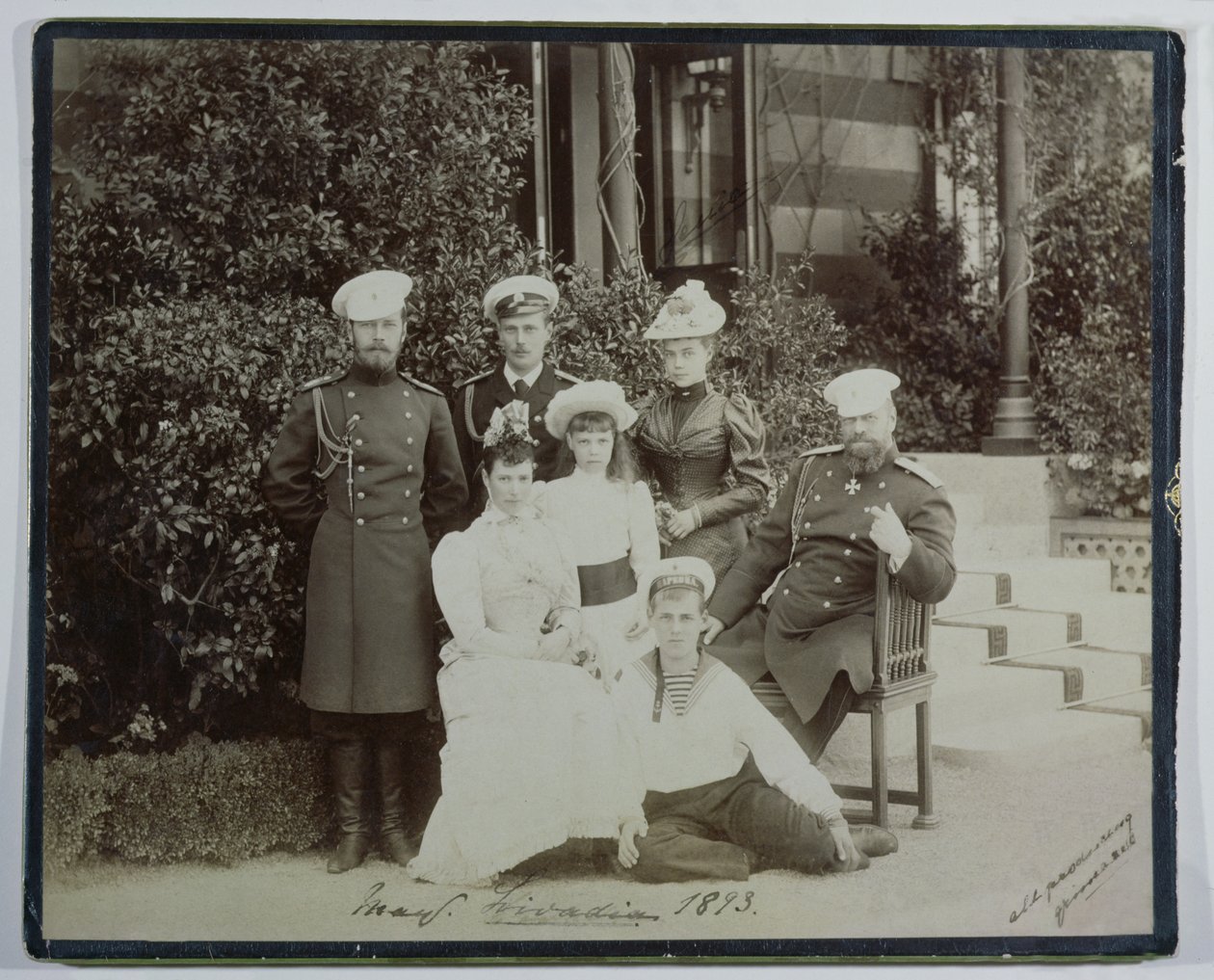 Tsar Alexander III (1845-94) siosiomia e lona aiga i Livadia, 1893 swed av Russian School