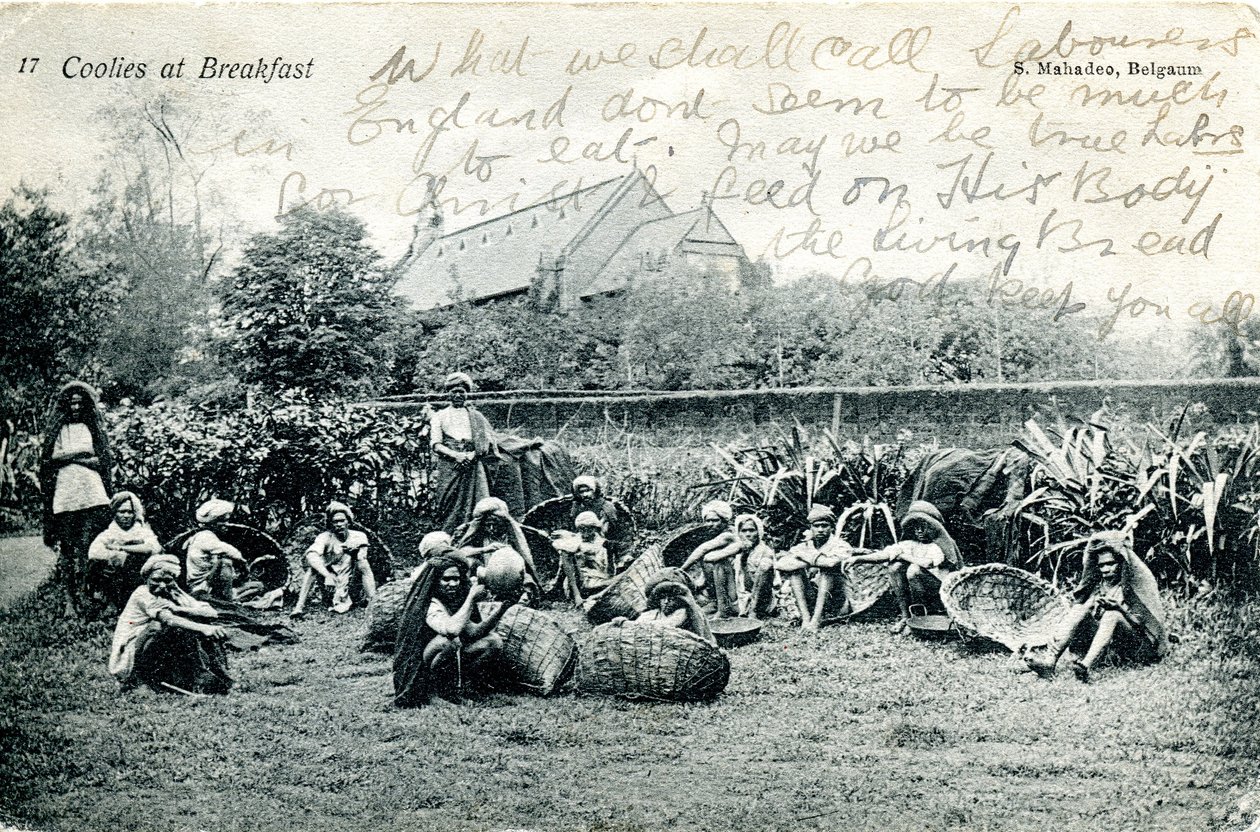 Coolies vid frukost, ca 1908 (s/v foto) av S. Mahadeo