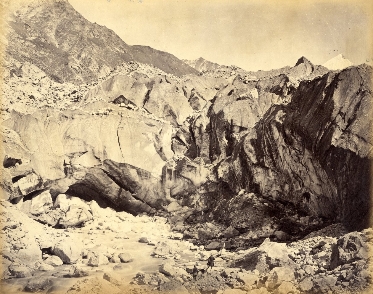 Source of the Ganges, Indien, ca 1860-70 (albumintryck) av Samuel Bourne