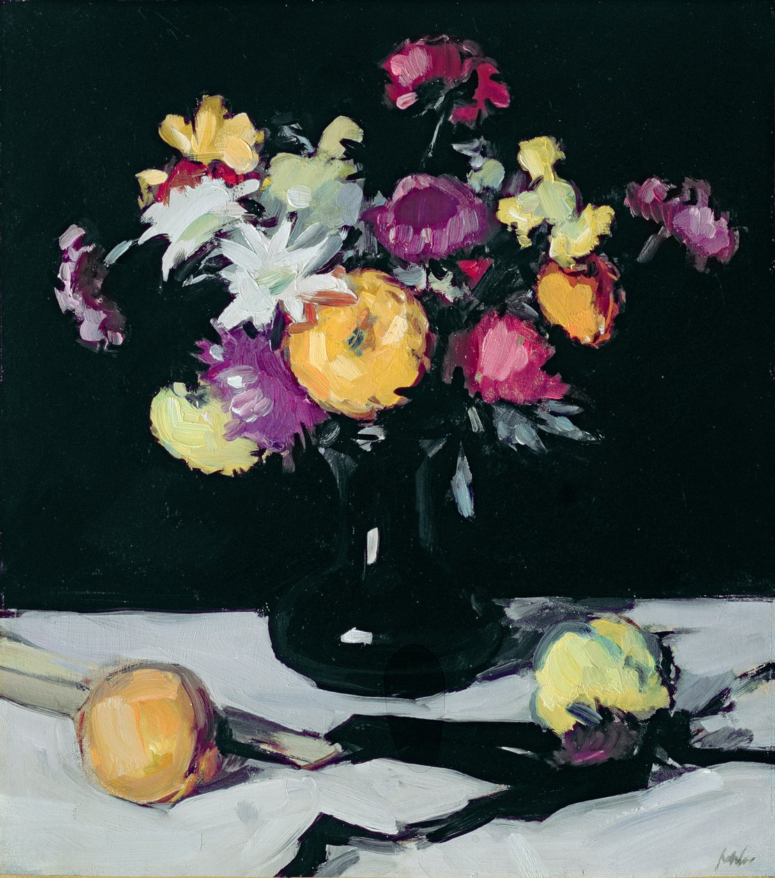 Stilleben med krysantemum mot svart, c.1912 av Samuel John Peploe