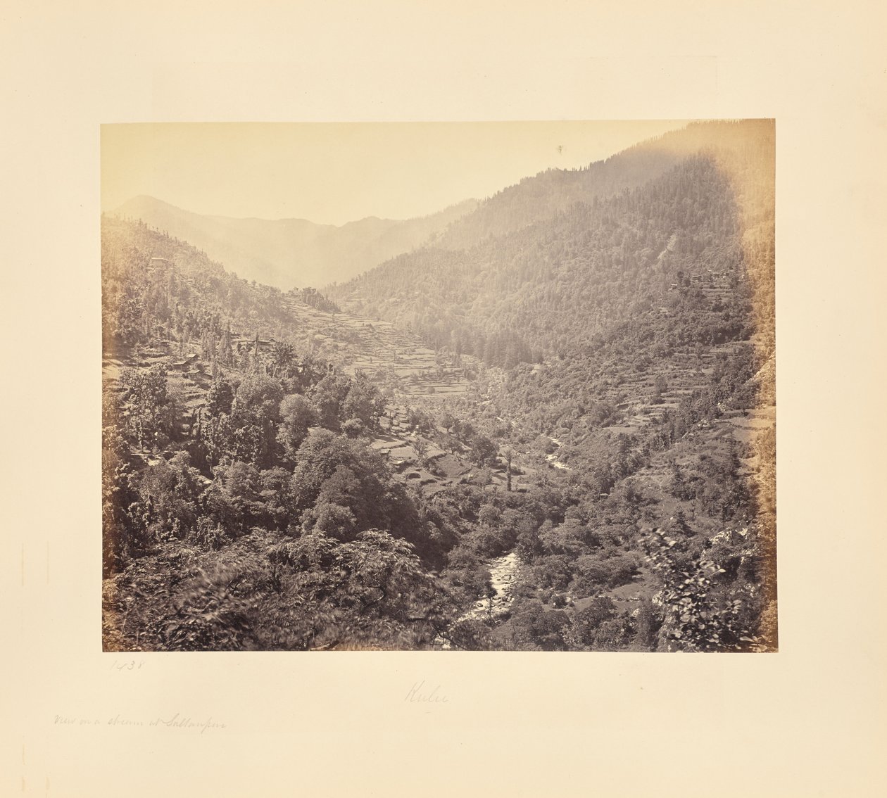 Kulu Valley nedanför Rusala av Samuel Bourne