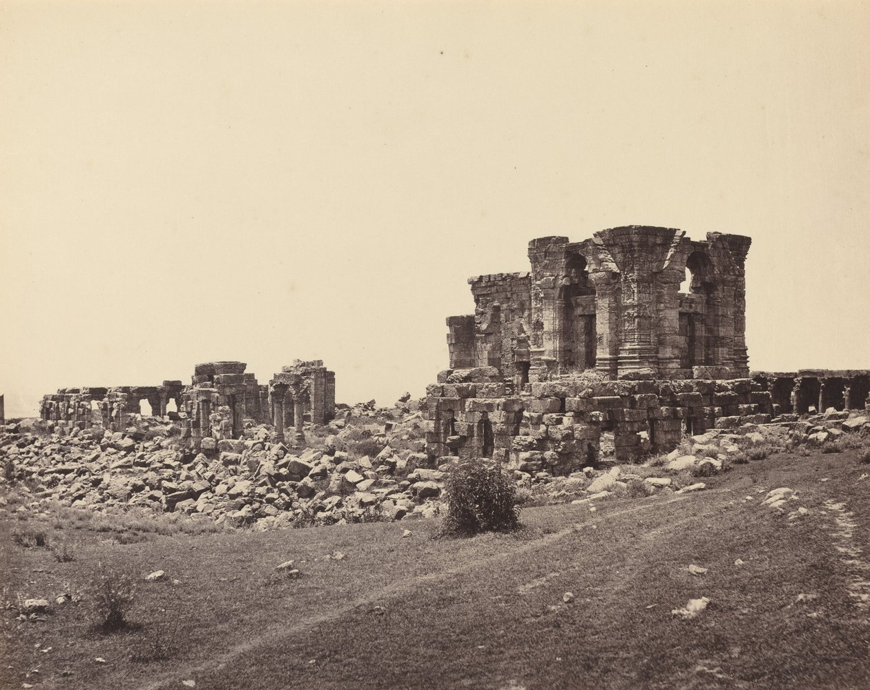 Ruinerna av Martand från sydost, ca. 1870. av Samuel Bourne