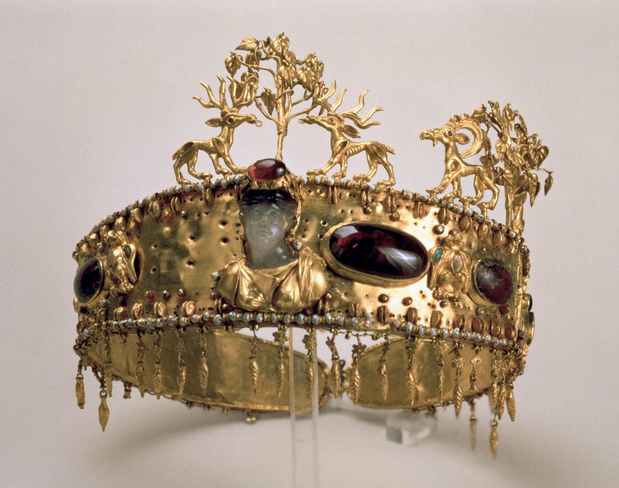 Diadem, hittat i gravhögen i Khoklach (guld, turkos, korall, granat, pärla, glas och ametist) av Sarmatian