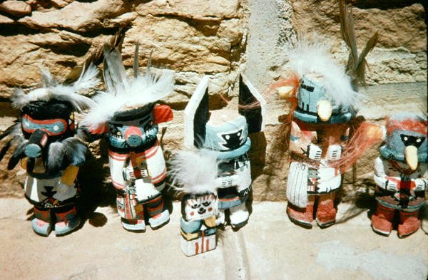 Kachina Dolls (blandade media) av School American