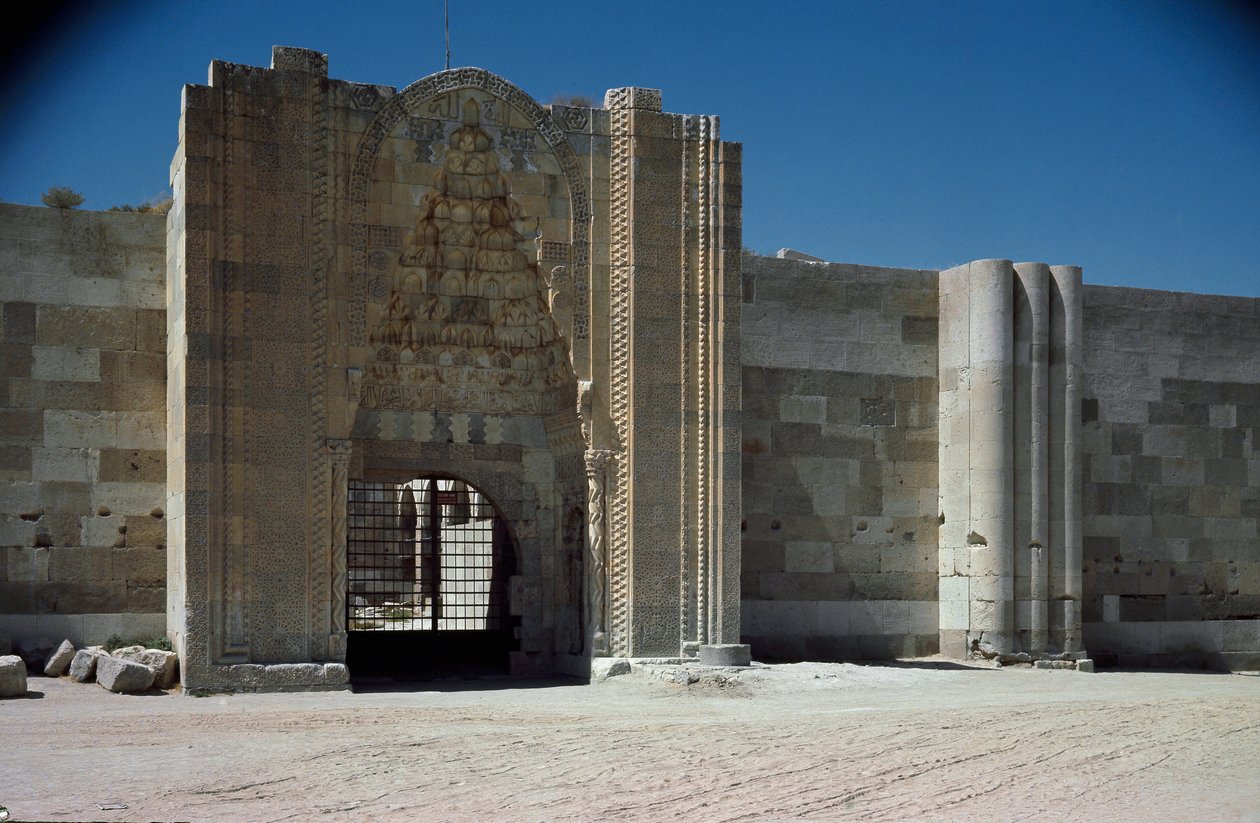 Vy över ingången till caravanserail av School Ottoman