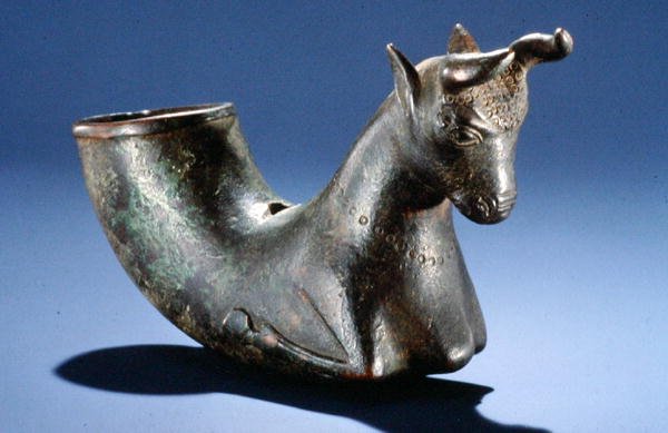 Tjur med vikta ben, ca 550-330 f.Kr. (brons) av School Persian