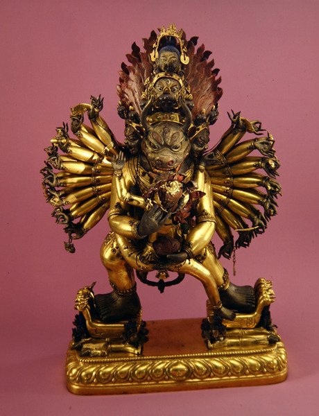 Dharmapala (förgylld brons) av School Tibetan
