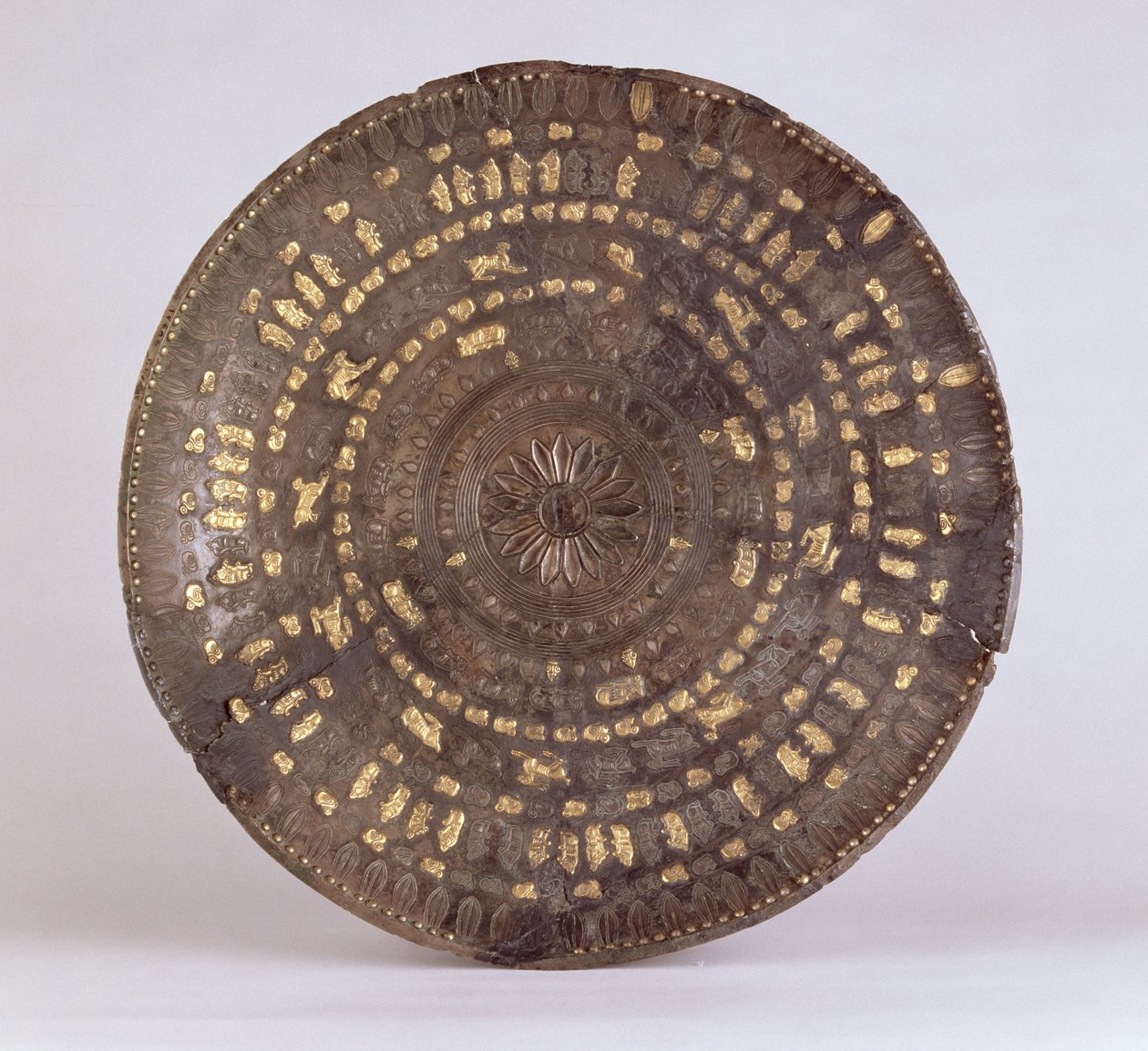 Fat med tio cirklar av skytiska motiv, från Ziwiyeh, Iran, c.700-talet f.Kr. (silver med guldinlägg) av Scythian
