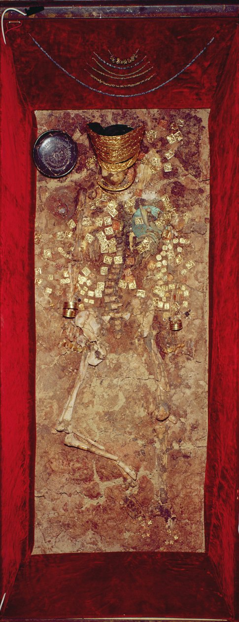 Mamma med guldkrona och gravgods (blandteknik) av Scythian