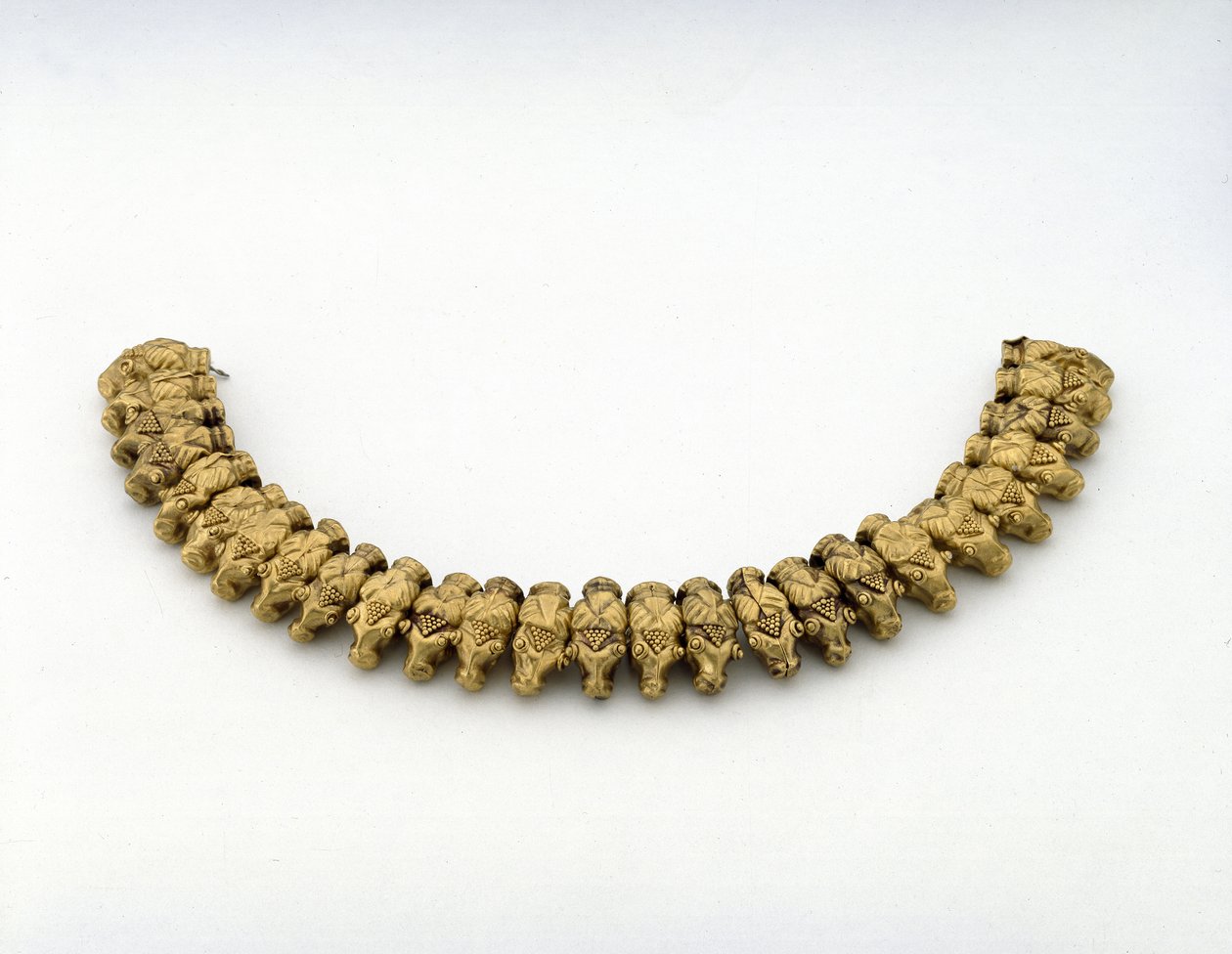 Halsband av baggars huvuden, från grav II vid Nymphaeum på Krim (guld) av Scythian