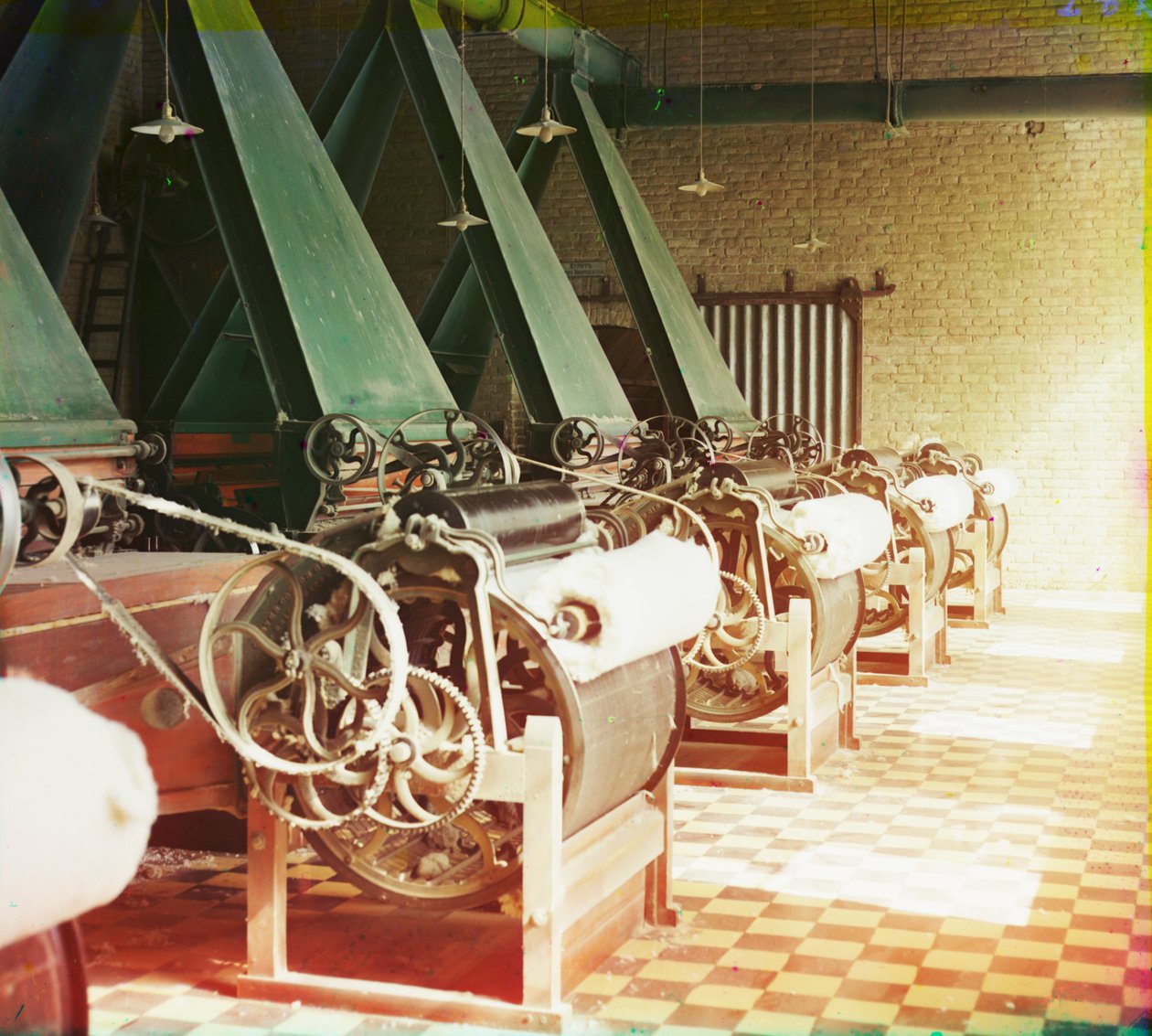 Bomullstextilbrukets inredning med maskiner som producerar bomullstråd, troligen i Tasjkent, 1905-1915 av Sergey Prokudin Gorsky