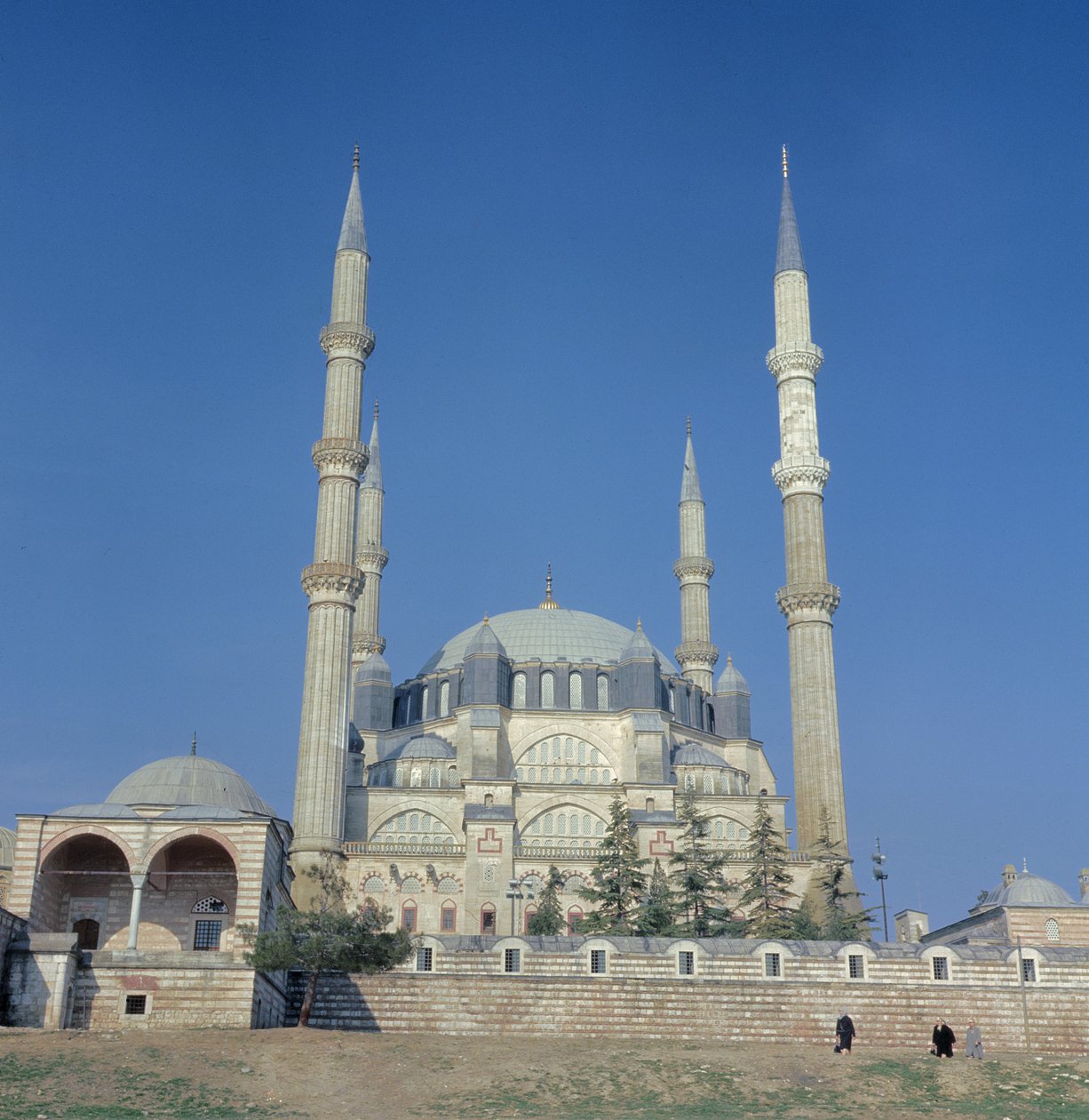 Utsikt över moskén, ottomansk, byggd c.1569-75 av Sinan