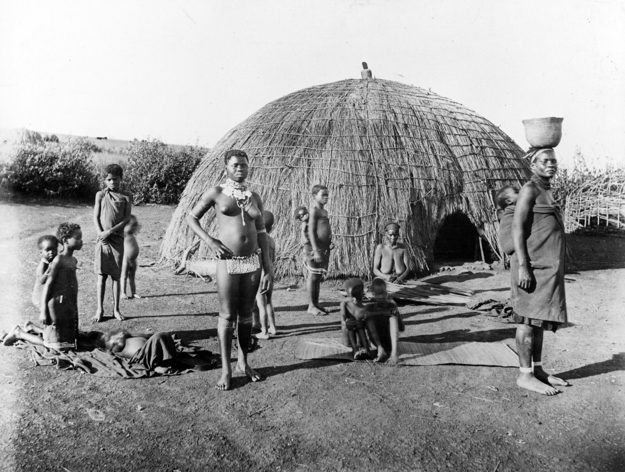 Att göra mattor i Zululand, ca 1895 av South African Photographer