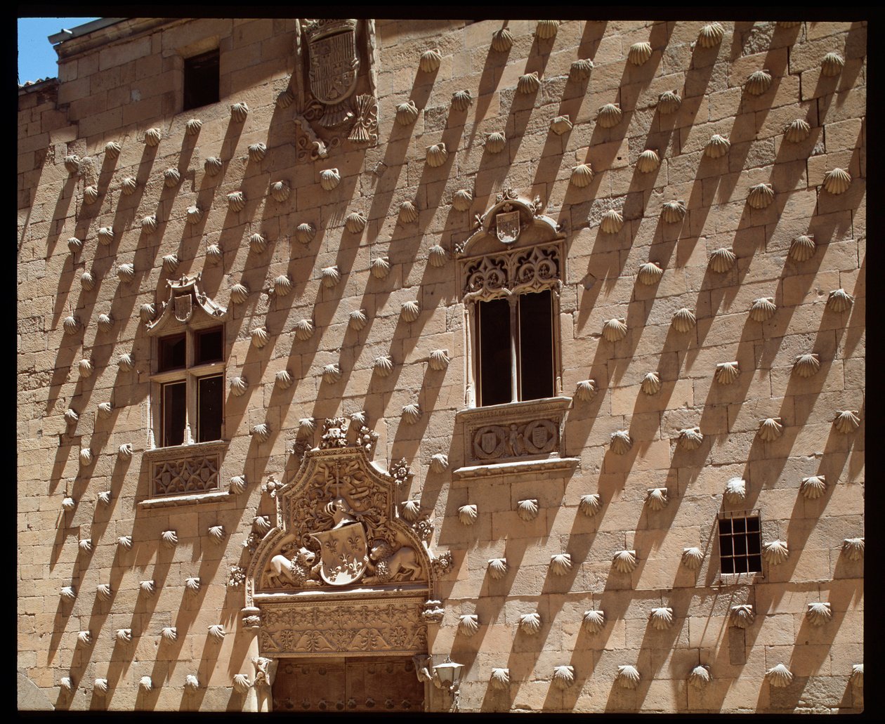 Utsikt över gotisk fasad (1493-1517) av Spanish School